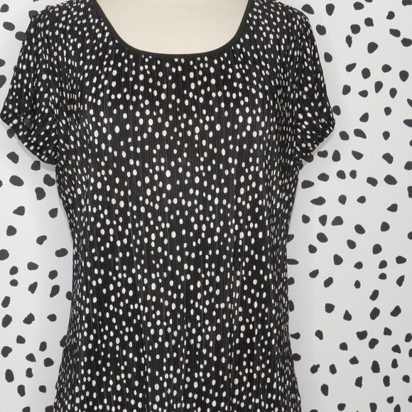 Chico’s Travelers Black Polka Dot Print Pleated Plisse Short Sleeve Top - Picture 4 of 10